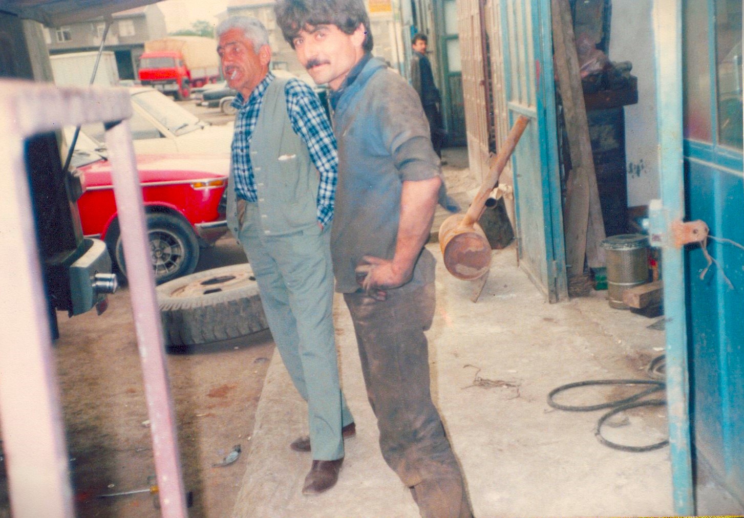 1983: otobüsün altında çalışırken gülümseyen Sadettin Usta