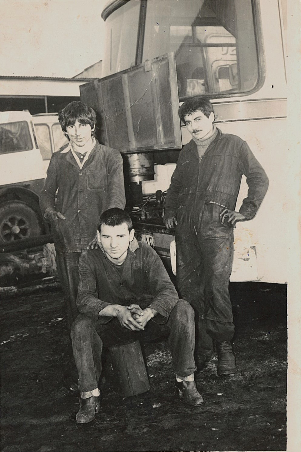 1985: otobüsün önünde aile ve dostluk