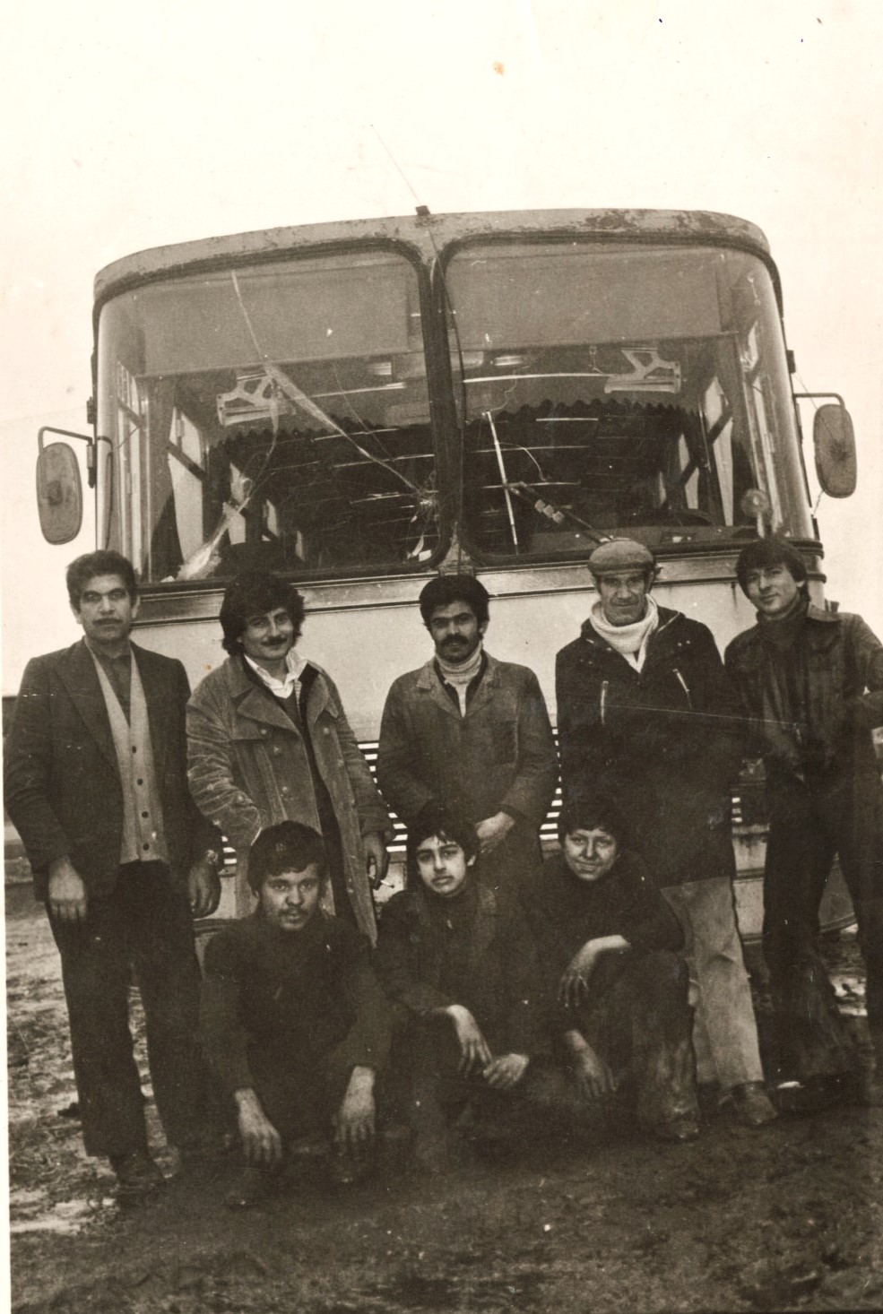 1980'ler: otobüsün önünde ekip dayanışması